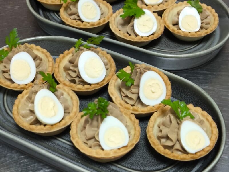 тарталетки с куриным паштетом