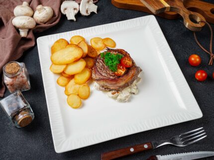 СТЕЙК ИЗ ГОВЯДИНЫ С БЕЛЫМИ ГРИБАМИ И БЕКОНОМ